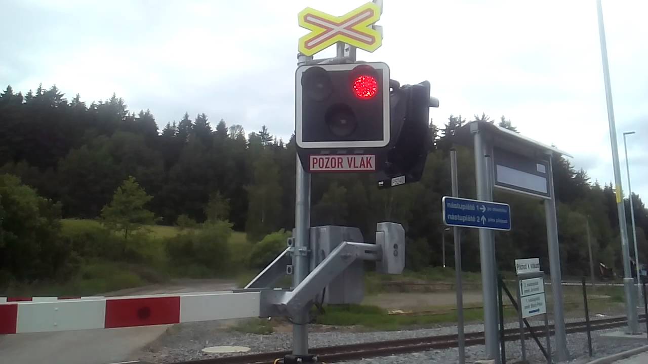 Výstražníky AŽD LED PV na železničním přejezdu v Mostku